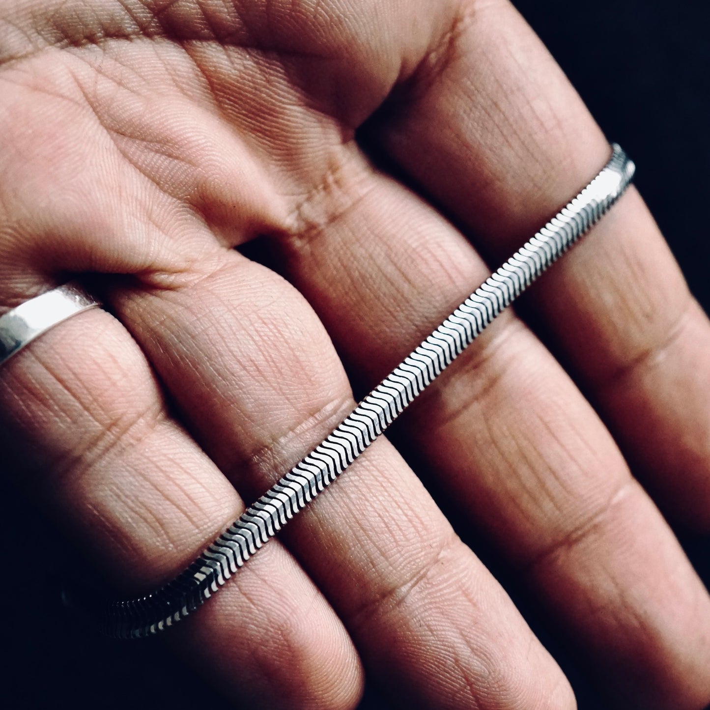 Silbernes Fischgräten-Kettenarmband – 4 mm massives Sterlingsilber 925, gestempelt, klassische Herrenschmuckkollektion, türkisches Meisterwerk