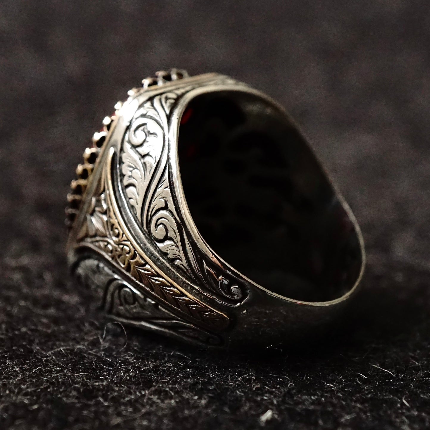 Anillo de coral rojo auténtico para hombre: plata de ley 925, elegante y artesanal.