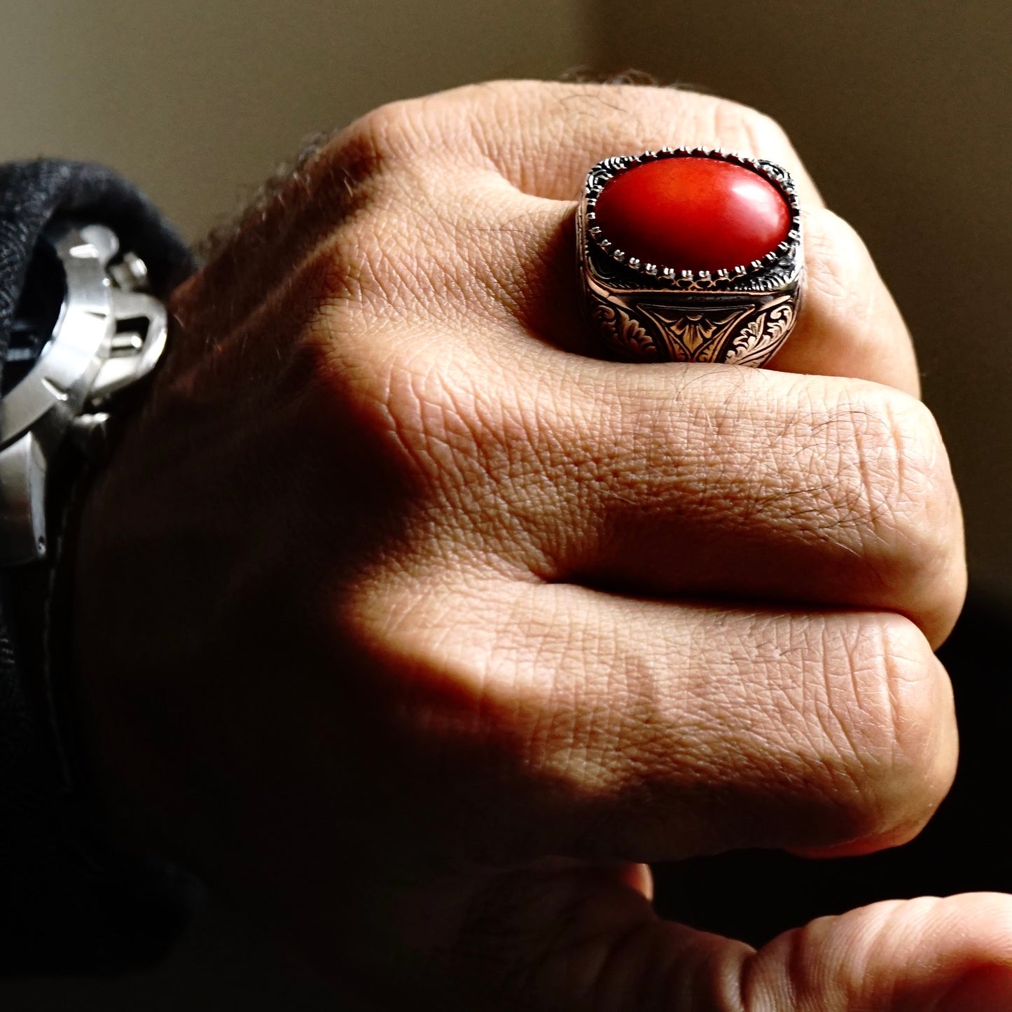 Anillo de coral rojo auténtico para hombre: plata de ley 925, elegante y artesanal.