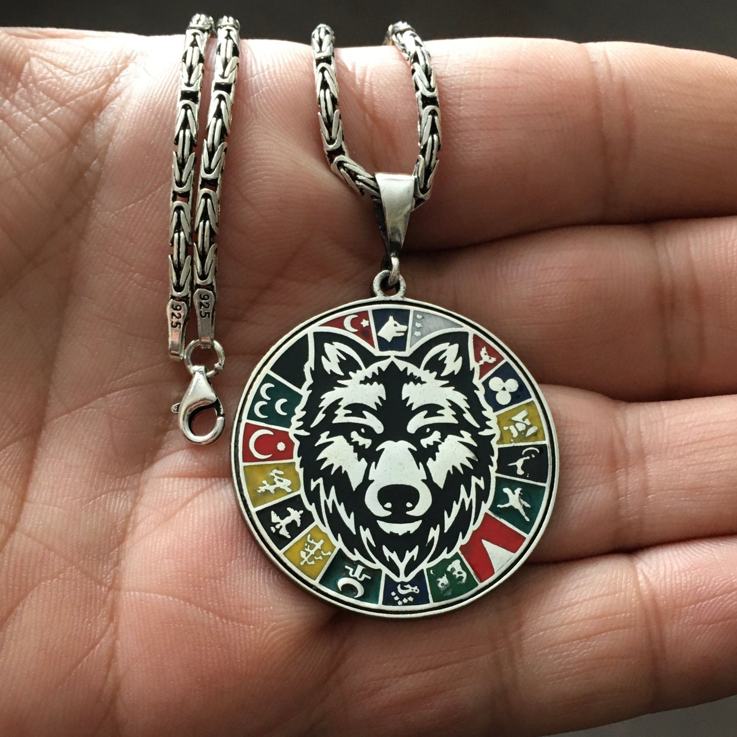 Colgante de lobo con banderas del Gran Imperio Turco en cadena de plata de ley 925 maciza.
