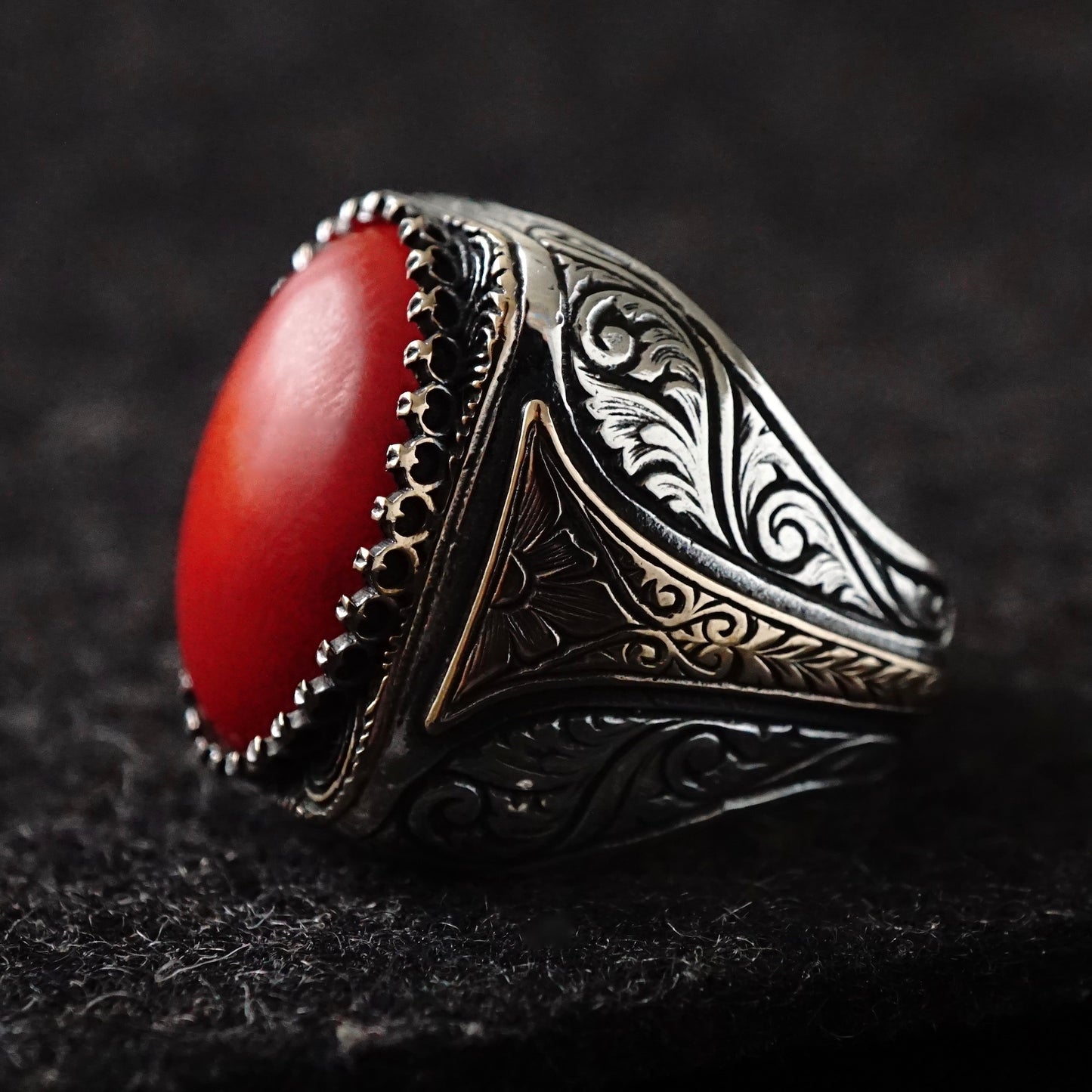 Anillo de coral rojo auténtico para hombre: plata de ley 925, elegante y artesanal.