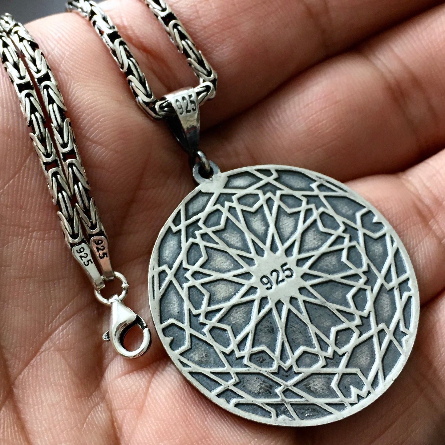 Colgante de lobo con banderas del Gran Imperio Turco en cadena de plata de ley 925 maciza.